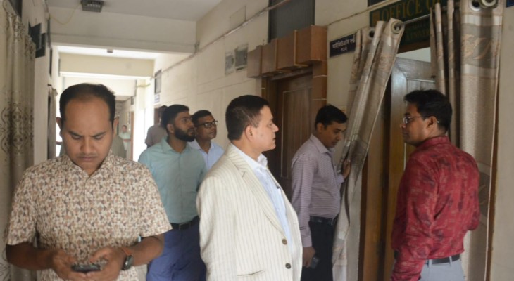 সময়ানুবর্তিতা ও শৃঙ্খলা নিশ্চিতে বেরোবির দপ্তর পরিদর্শনে উপাচার্য